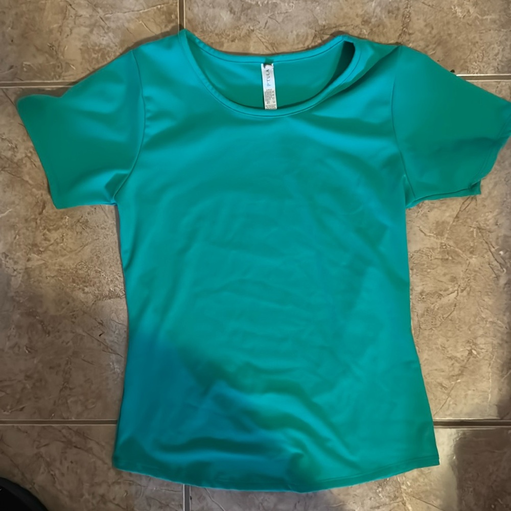 NWOT ptula workout top size LARGE green.